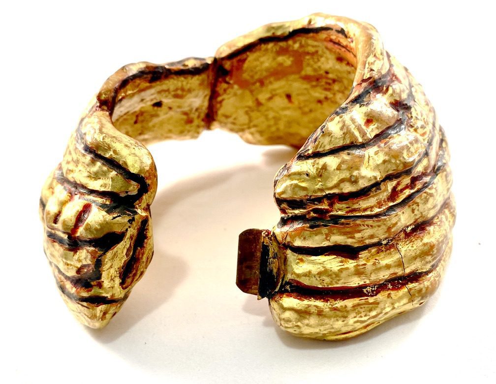 Artistic gold ring